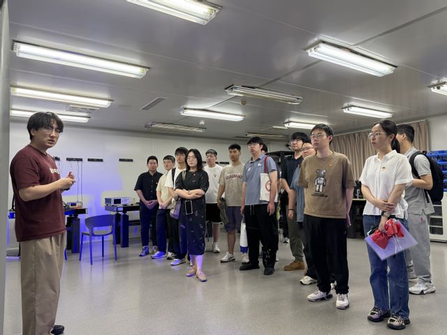 参观实验室