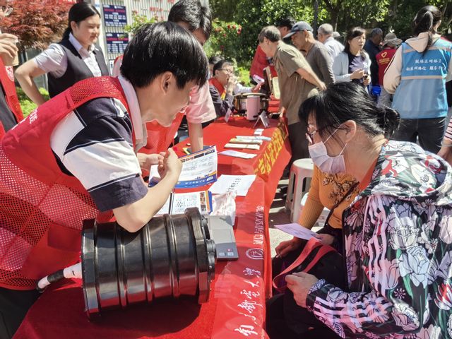 向社区居民介绍学校