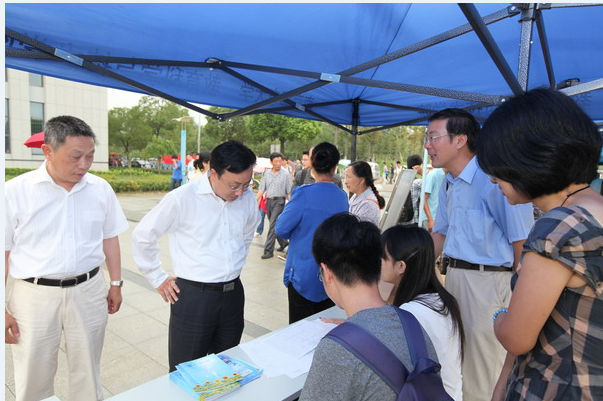 校党委书记刘陈巡视研究生迎新工作现场