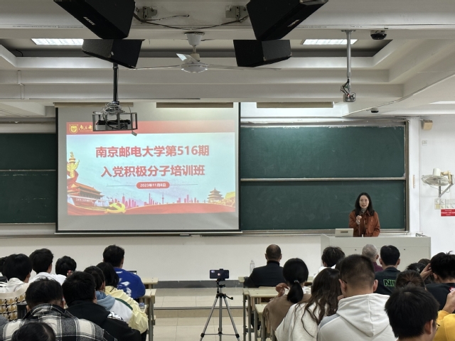 班长李晨冉主持开班仪式 班长李晨冉主持开班仪式